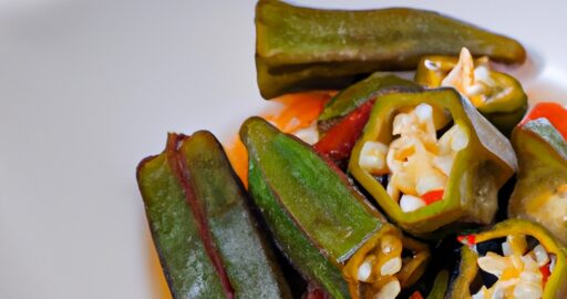 Smažený okra s kořením papriky.