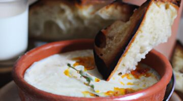 Hašená rajčatová polévka s křupavým chlebem.