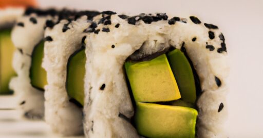 Tradiční sushi s lososem a avokádem.