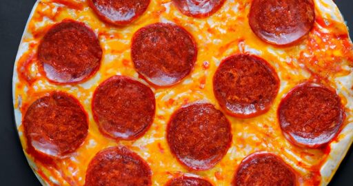 Klasická italská pizza s pepperoni.