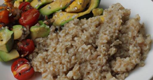 Quinoa s pečenou zeleninou a avokádem