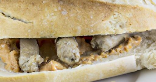 Kuřecí kořeněná párek ve francouzské bagetě