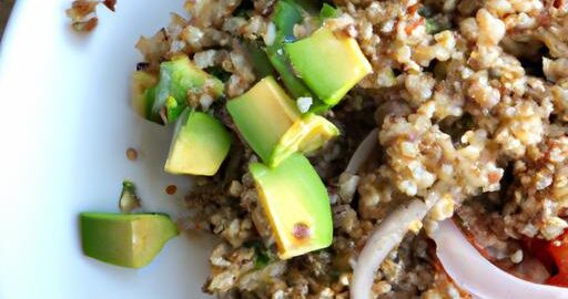 Kořeněný quinoa salát s avokádem