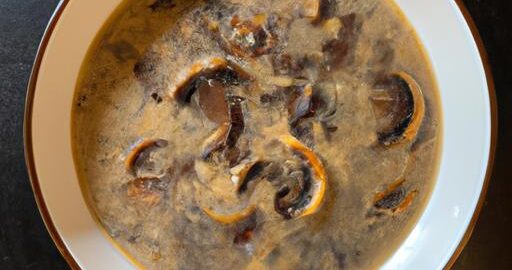 Houbová polévka s křupavými cibulkami