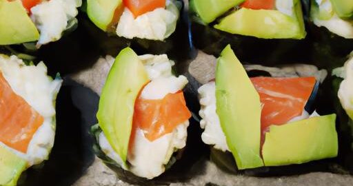 Sushi z lososa avokádem pomocí sušeného mořské řasy