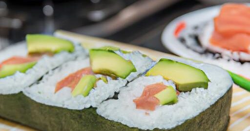 Sushi s čerstvým lososem a avokádem
