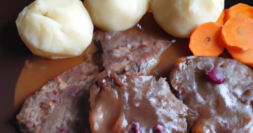 Hovězí na dusi s karlovarským knedlíkem