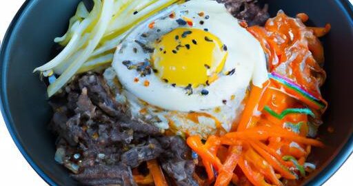 Bibimbap – korejská směs rýže s grilovaným masem a zeleninou