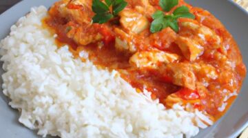 Rajčatový kuřecí kari s rýží