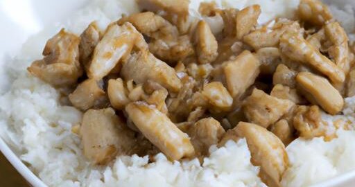 Smažené kousky kuřecího masa s rýží