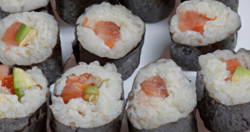 Sushi se lososem a avokádem