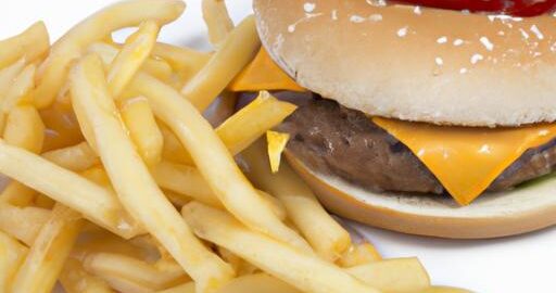Hamburger s hranolky a kečupem