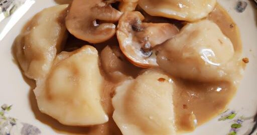 Karlovarský knedlík s hříbkovou omáčkou