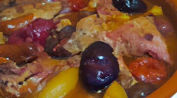 Tajine se svíčkovou a švestkami