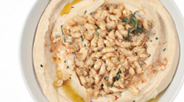 Humus s tahini a piniovými oříšky