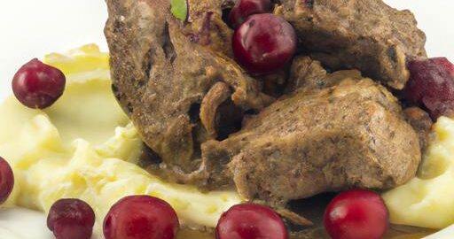 Telecí líčka s brusinkami a šťouchanými bramborami