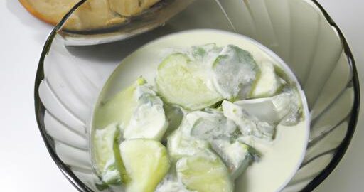 Bůček s okurkou a jogurtem