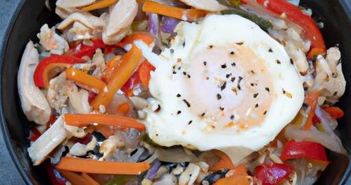 Bibimbap s kuřecím masem a zeleninou