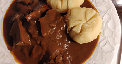 Hovězí guláš s knedlíkem a šťouchanými bramborami