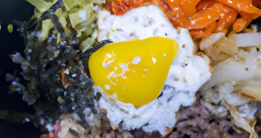 Bibimbap – tradiční korejské směsi rýže s masem a zeleninou