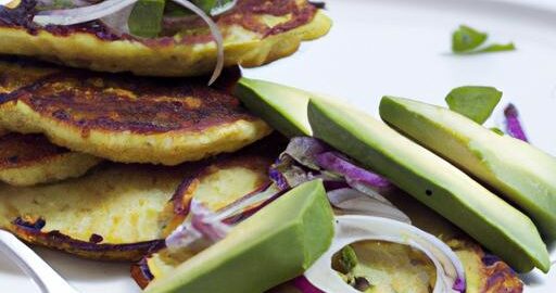 Kukuřičné placky s avokádem a červenou cibulí