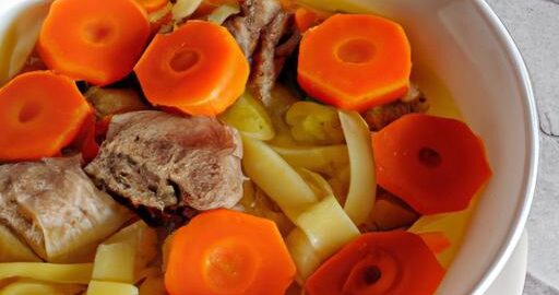 Hovězí vývar s nudlemi a zeleninou