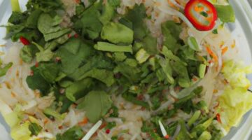 Vietnamský salát s nudlemi a koriandrem