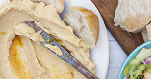 Chléb s hummusem a šalátem