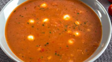 Italská polévka s mozzarellou a rajčaty