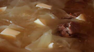 Hovězí vývar s cibulí a sýrem
