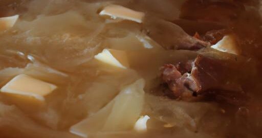 Hovězí vývar s cibulí a sýrem