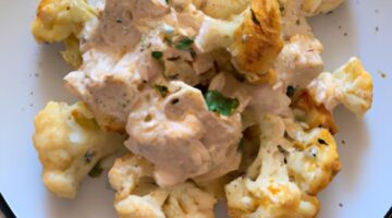 Květákové kousky s omáčkou tahini