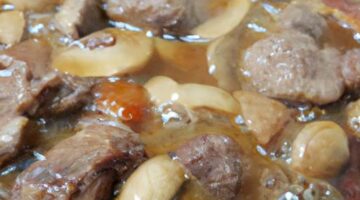 Hovězí guláš s houbami a slaninou