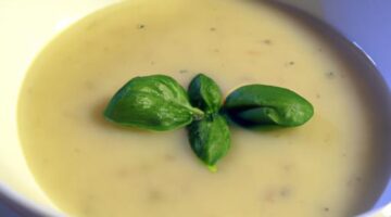 Krémová bramborová polévka s bazalkou
