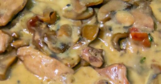 Vepřové ragú s hříbky a smetanou