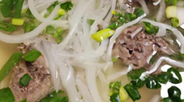 Jednoduchý hovězí pho polévka