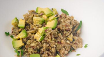 Salát s quinoou a avokádem