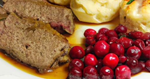 Svíčková s brusinkami a houskovým knedlíkem