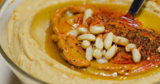 Hummus s pepřovou omáčkou a piniovými ořechy