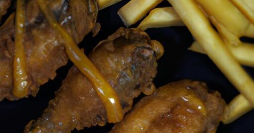 Smažené kuřecí křidélka s hranolkami