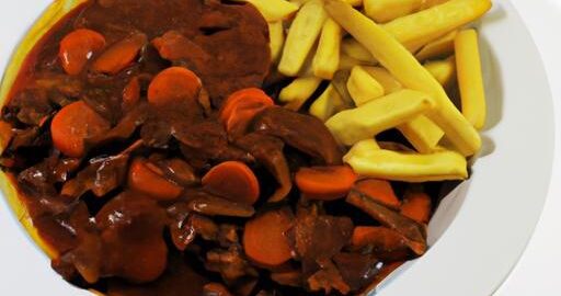 Hovězí burgundský guláš s hranolkami
