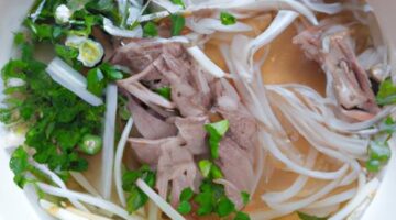 Phở bo vídeňský: vývar s nudlemi