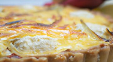 Sýrové quiche s cibulí a šunkou