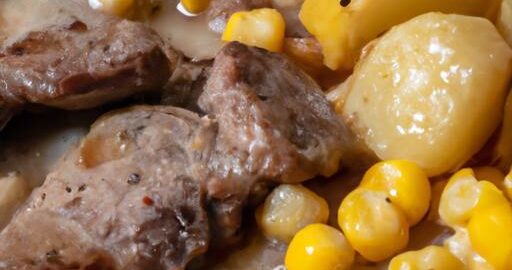 Podzemní hovězí s bramborami a kukuřicí