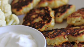 Květákové placičky s česnekovým dipem