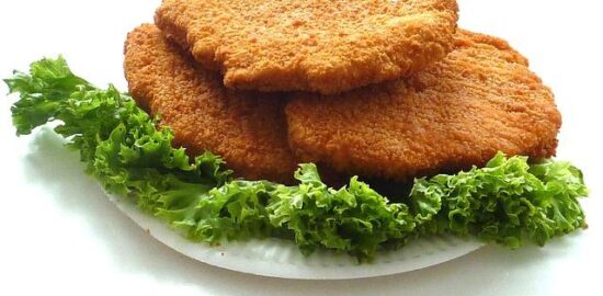 Řízek s bramborovým salátem a podmáslím