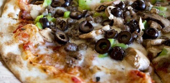 Italská šunková pizza s olivami