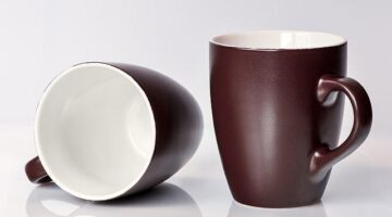 Hrnky makaronů sýrová omáčka