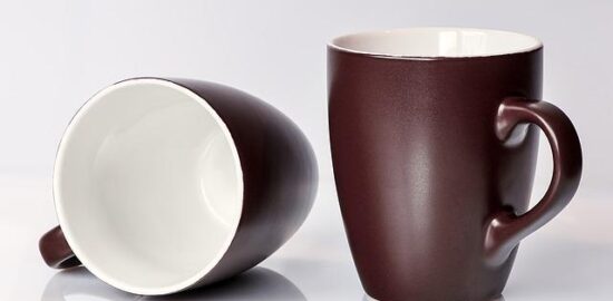 Hrnky makaronů sýrová omáčka