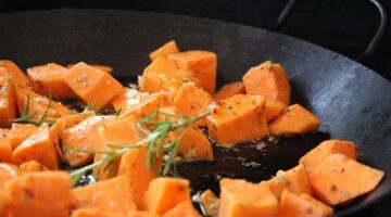 Plněné brambory a hrášek curry